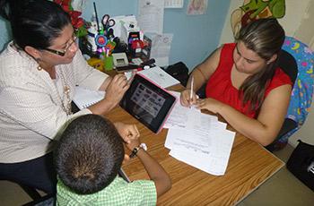 Personas con una tablet utilizando el Proyecto de Investigación SEDI