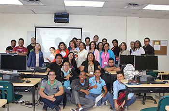 Grupo de estudiantes, administrativos, investigadores y docentes en el Taller Linked Data Lifecycle